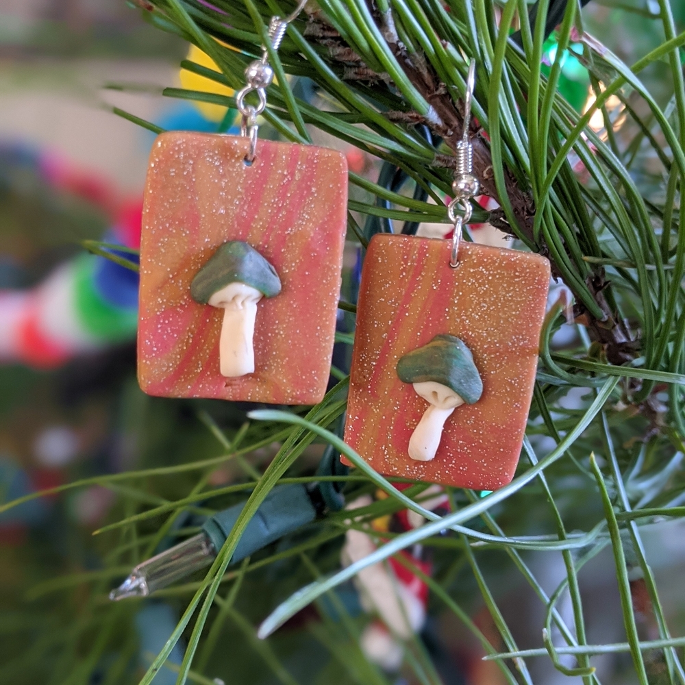 Groovy mushroom earrings 🍄